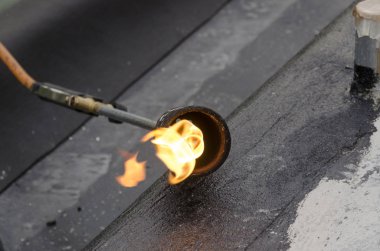 Kaplama ve izolasyon İtalya bir çatı yenileme sırasında su yalıtım döşeme