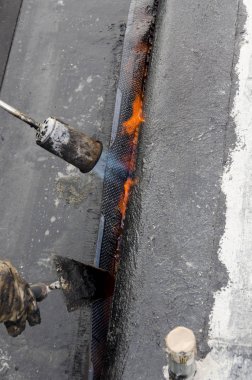 Kaplama ve izolasyon İtalya bir çatı yenileme sırasında su yalıtım döşeme