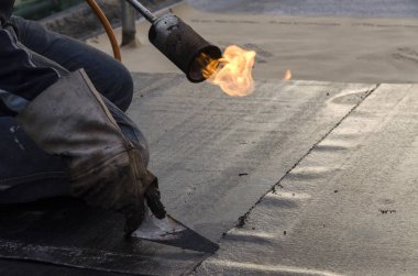 Kaplama ve izolasyon İtalya bir çatı yenileme sırasında su yalıtım döşeme