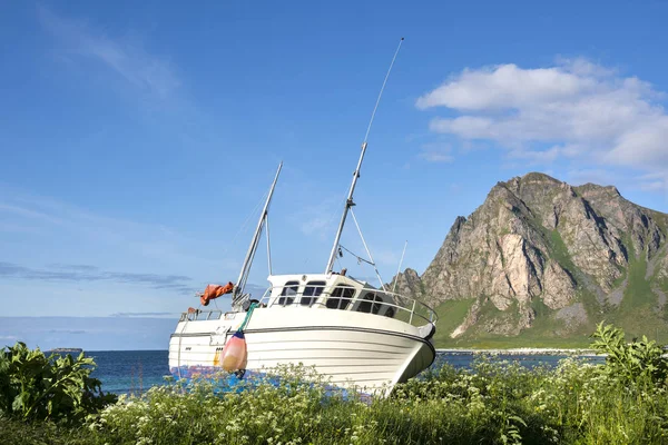 Barco Césped Bleik Lofoten Noruega Largo Ruta Turística Nacional Andya — Foto de Stock