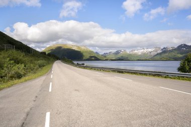 Lofoten Adaları Norveç'te Eggum ve Svolvaer arasındaki yol