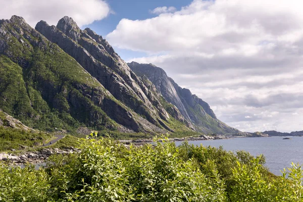 Eggum とカリ ブレムネスの間ノルウェーのロフォーテン諸島への道 — ストック写真