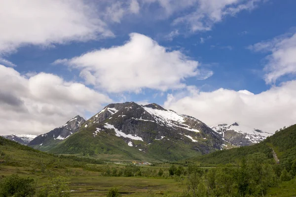 Montaña Costa Entre Eggum Svolvaer Las Islas Lofoten Noruega —  Fotos de Stock