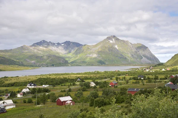 Berg Aan Kust Tussen Eggum Svolvaer Naar Eilanden Van Lofoten Rechtenvrije Stockfoto's