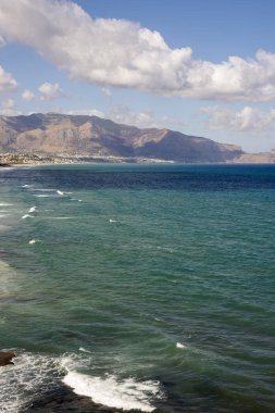 berrak deniz ve köpüklü dalgalar Palermo Sicilya İtalya plajları üzerinde