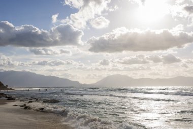 berrak deniz ve köpüklü dalgalar Palermo Sicilya İtalya plajları üzerinde
