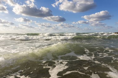 berrak deniz ve köpüklü dalgalar Palermo Sicilya İtalya plajları üzerinde