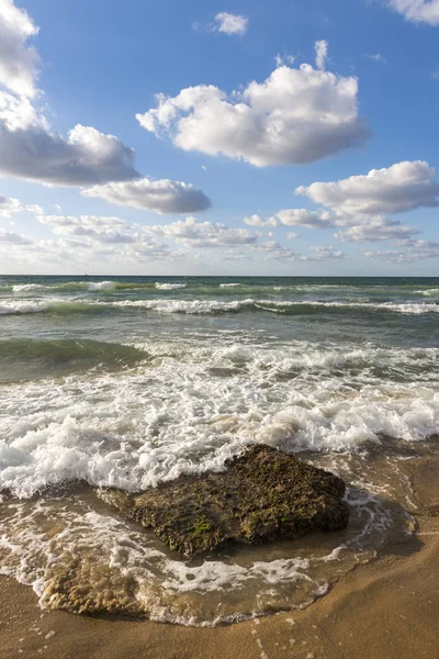 透き通った海とイタリアのシチリア島パレルモのビーチで泡状の波 — ストック写真