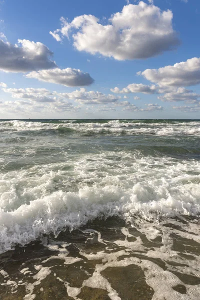 透き通った海とイタリアのシチリア島パレルモのビーチで泡状の波 — ストック写真