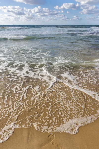 透き通った海とイタリアのシチリア島パレルモのビーチで泡状の波 — ストック写真