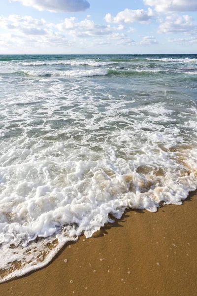 透き通った海とイタリアのシチリア島パレルモのビーチで泡状の波 — ストック写真