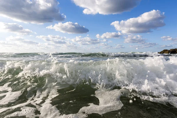 透き通った海とイタリアのシチリア島パレルモのビーチで泡状の波 — ストック写真