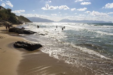 berrak deniz ve köpüklü dalgalar Palermo Sicilya İtalya plajları üzerinde