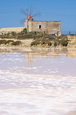 İtalya, Sicilya bölgesindeki Trapani, saltworks tuz toplama