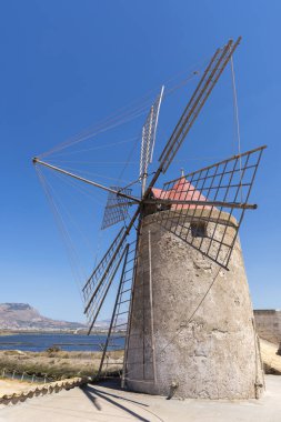 İtalya, Sicilya bölgesindeki Trapani saltworks, yel değirmenleri
