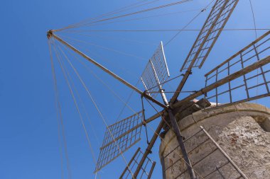 İtalya, Sicilya bölgesindeki Trapani saltworks, yel değirmenleri