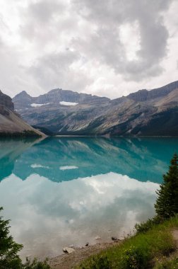 Alberta Kanada Icefield Parkway boyunca yay Gölü üzerine düşünceler 