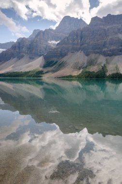 Alberta Kanada Icefield Parkway boyunca yay Gölü üzerine düşünceler 