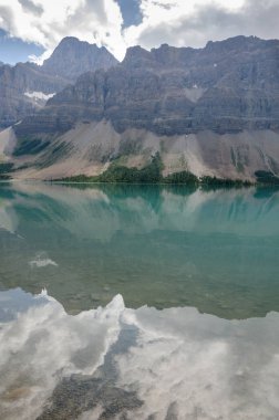 Alberta Kanada Icefield Parkway boyunca yay Gölü üzerine düşünceler 