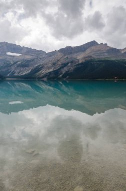 Alberta Kanada Icefield Parkway boyunca yay Gölü üzerine düşünceler 