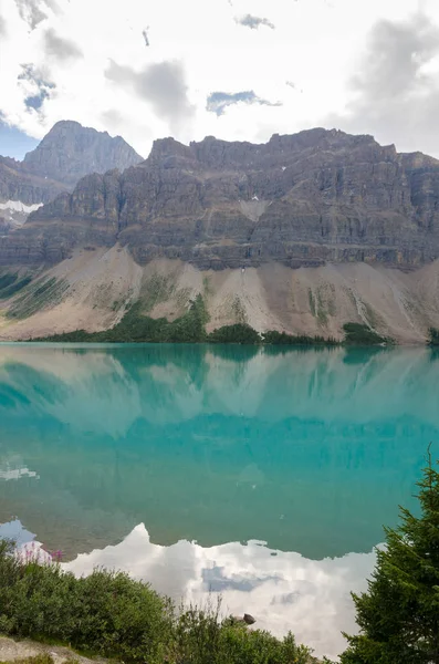 Reflexiones Sobre Bow Lake Alberta Largo Icefield Parkway Canadá —  Fotos de Stock