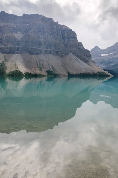 Reflexões Sobre Bow Lake Alberta Longo Icefield Parkway Canadá — Fotografia de Stock