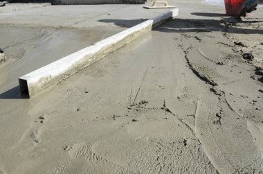 bir çatı yenileme için bir bina yerinde çimento atar işçi