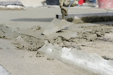 bir çatı yenileme için bir bina yerinde çimento atar işçi