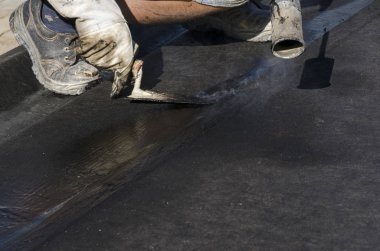 Kaplama ve izolasyon İtalya bir çatı yenileme sırasında su yalıtım döşeme