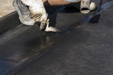 Kaplama ve izolasyon İtalya bir çatı yenileme sırasında su yalıtım döşeme