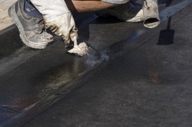 Kaplama ve izolasyon İtalya bir çatı yenileme sırasında su yalıtım döşeme