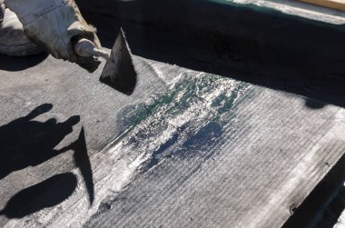 Kaplama ve izolasyon İtalya bir çatı yenileme sırasında su yalıtım döşeme