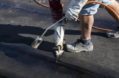 Kaplama ve izolasyon İtalya bir çatı yenileme sırasında su yalıtım döşeme