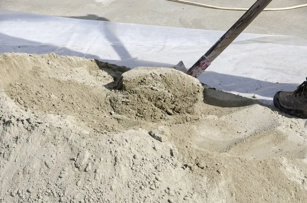 Trabajador Que Arroja Cemento Sitio Construcción Para Renovación Techo — Foto de Stock