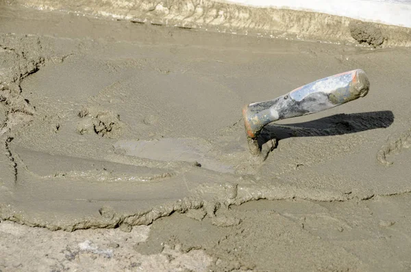 Trabajador Que Arroja Cemento Sitio Construcción Para Renovación Techo — Foto de Stock