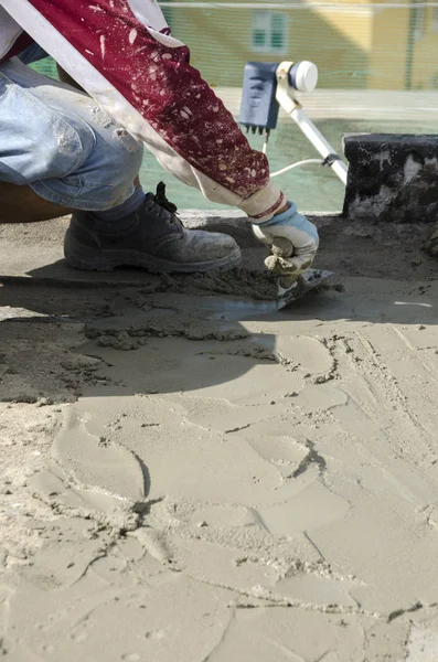 Pekerja Yang Melempar Semen Lokasi Bangunan Untuk Renovasi Atap — Stok Foto