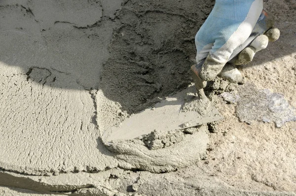Trabajador Que Arroja Cemento Sitio Construcción Para Renovación Techo — Foto de Stock