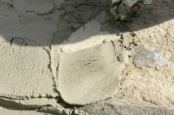 Trabajador Que Arroja Cemento Sitio Construcción Para Renovación Techo — Foto de Stock