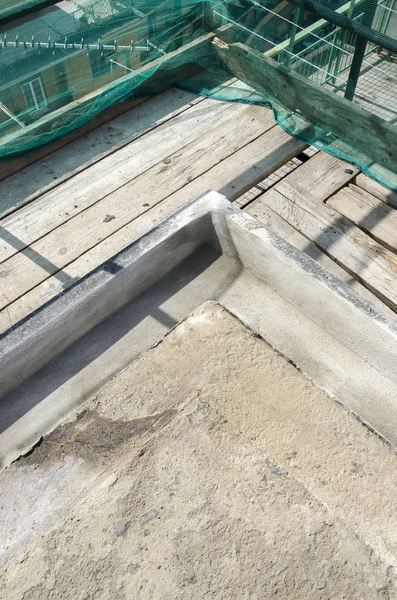 Werknemer Die Cement Gooit Een Bouwplaats Voor Renovatie Van Een — Stockfoto