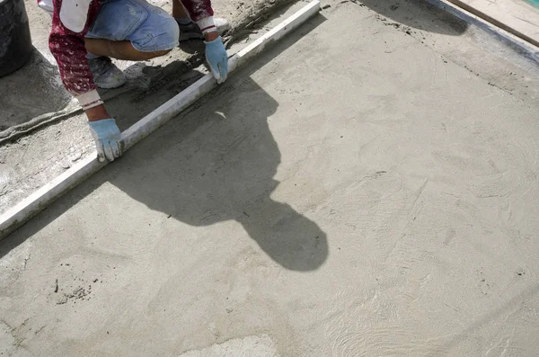 Worker Who Throws Cement Building Site Renovation Roof — Stock Photo, Image