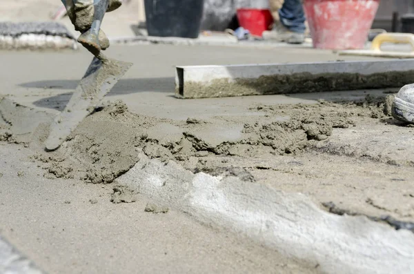 Worker Who Throws Cement Building Site Renovation Roof — Stock Photo, Image