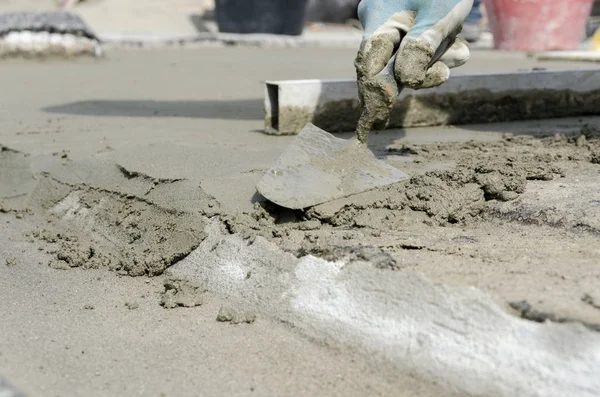 Trabajador Que Arroja Cemento Sitio Construcción Para Renovación Techo — Foto de Stock