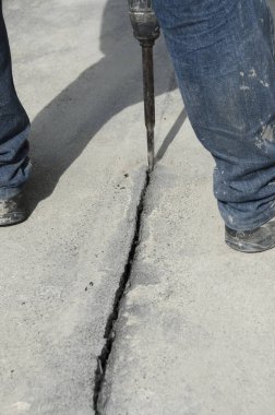 Beton kırıcı ile bir çatı yenileme sırasında bölme sırasında işçi