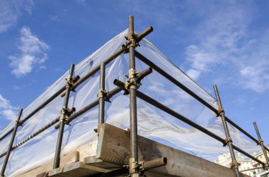 İnşaat çalışmaları sırasında bir binanın çatı onarımı