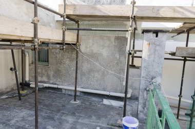 İnşaat çalışmaları sırasında bir binanın çatı onarımı