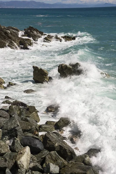 ทะเลบนชายฝ งของ Varazze Liguria — ภาพถ่ายสต็อก