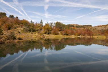 Liguria 'daki Bocco Gölü yakınlarındaki Bocco geçidinde sonbaharda renkli yapraklar.