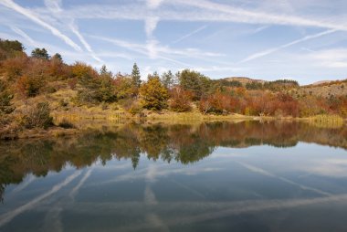 Liguria 'daki Bocco Gölü yakınlarındaki Bocco geçidinde sonbaharda renkli yapraklar.
