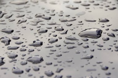 Kanada 'da bir araba gövdesine yağmur damlası