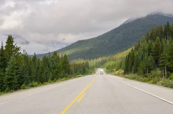 Krajobraz Wzdłuż Drogi Icefield Parkway Albercie Kanadzie — Zdjęcie stockowe